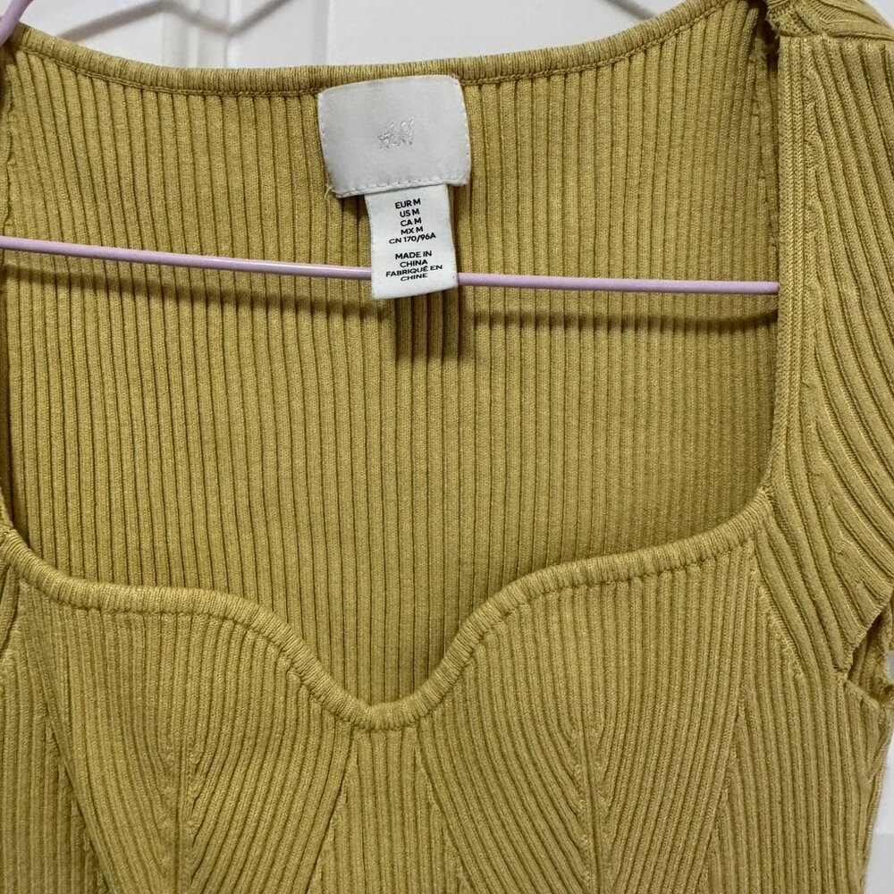 H&M Ribbed Sweetheart Neck Short Sleeve Knit Top – Mustard Yellow Medium - Picture 3 of 6